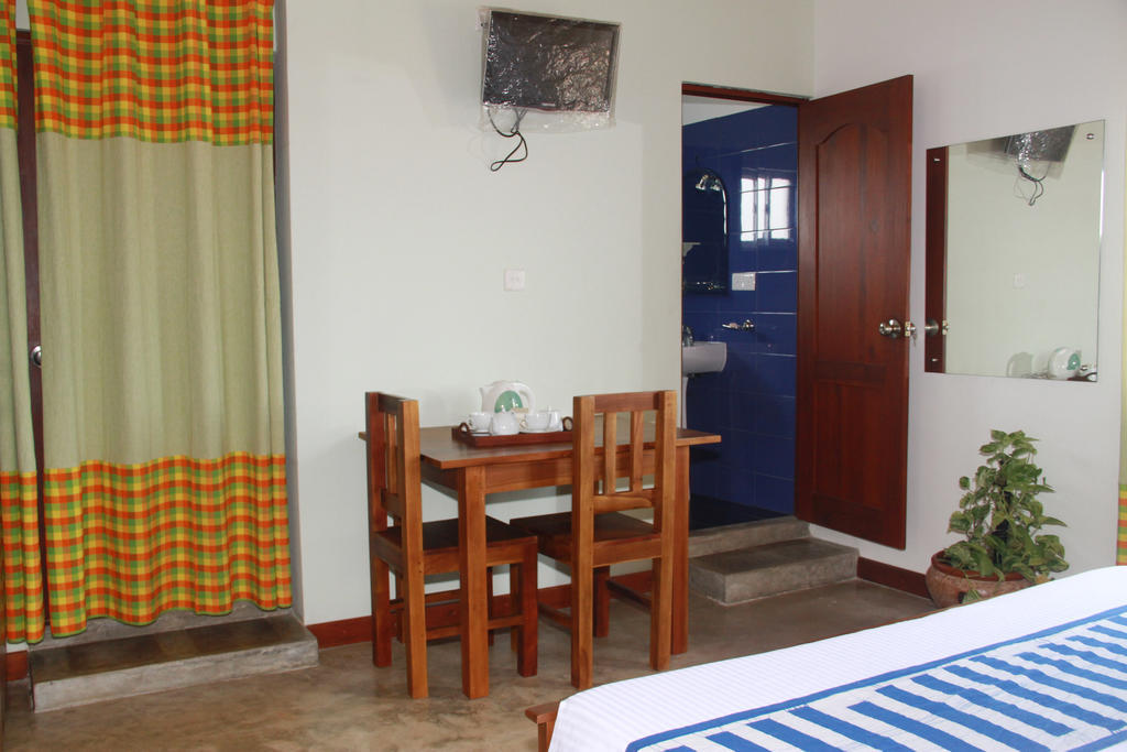 Blue Elephant Tourist Guesthouse Kudapaduwa Bagian luar foto