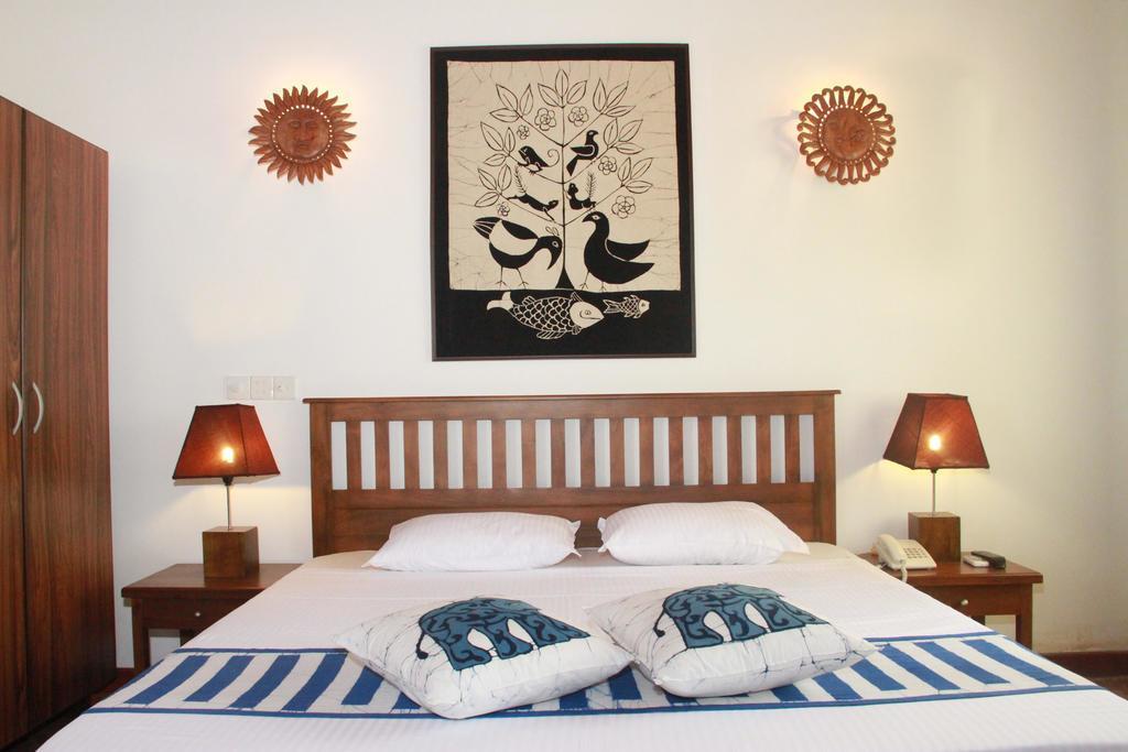 Blue Elephant Tourist Guesthouse Kudapaduwa Bagian luar foto